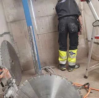 Borren i handen på arbetsplatsen